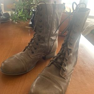 Women’s size 10, Steve Madden Troopa combat boot . Lace up, side zip,color stone